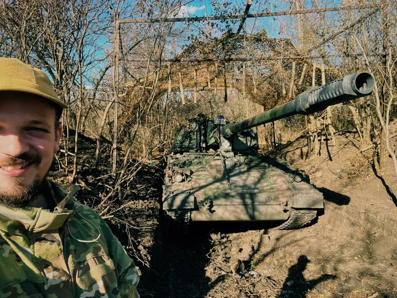 PzH 2000 standing under a drone cage