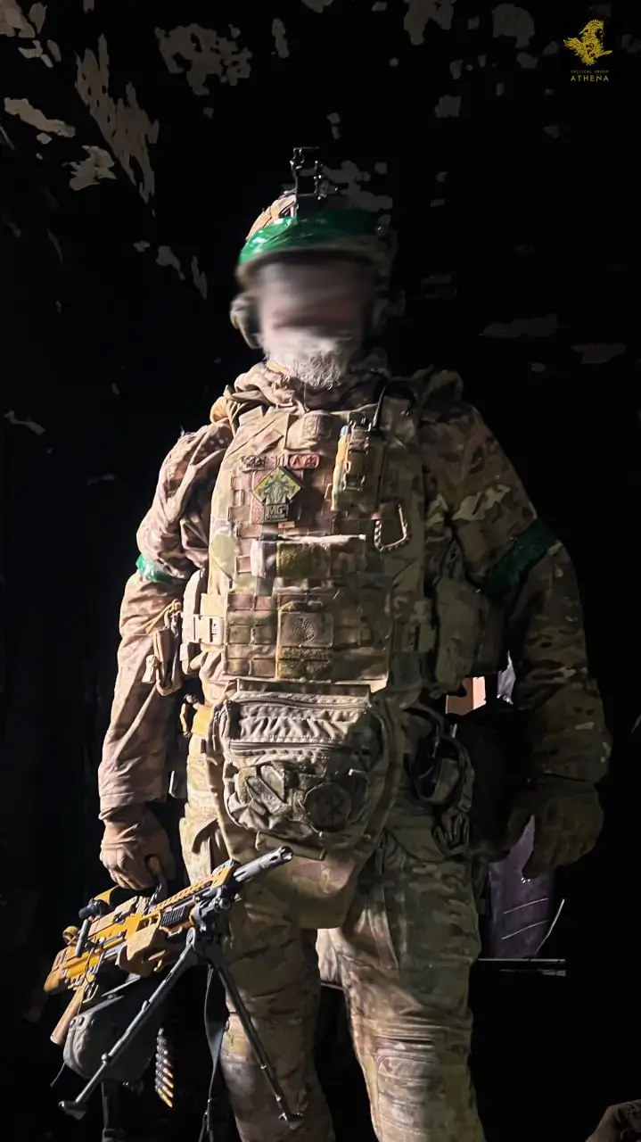 Soldier of the HUR MO unit Athena along with his MG5