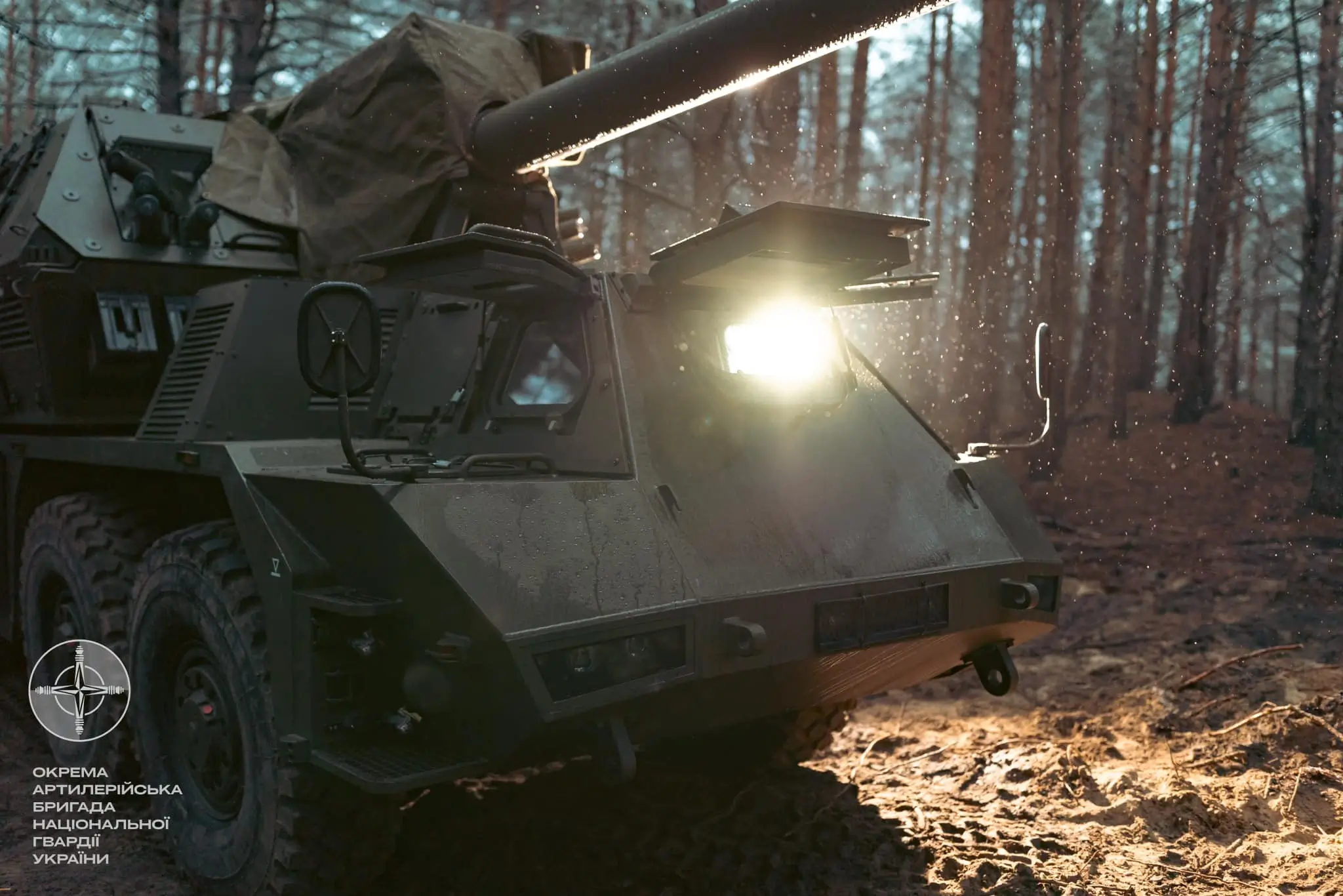 A Zuzana 2 self-propelled artillery system in a Ukrainian forest.