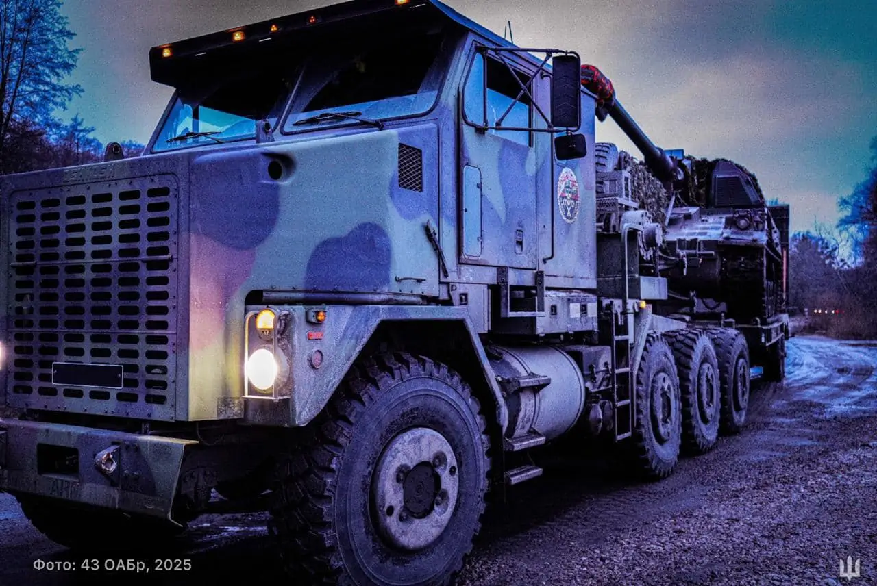 Oshkosh M1070 tank transporter transports a PzH 2000
