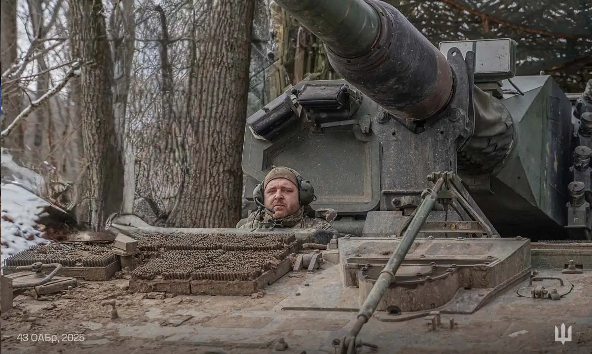Ukrainian soldier sitting in a PzH 2000