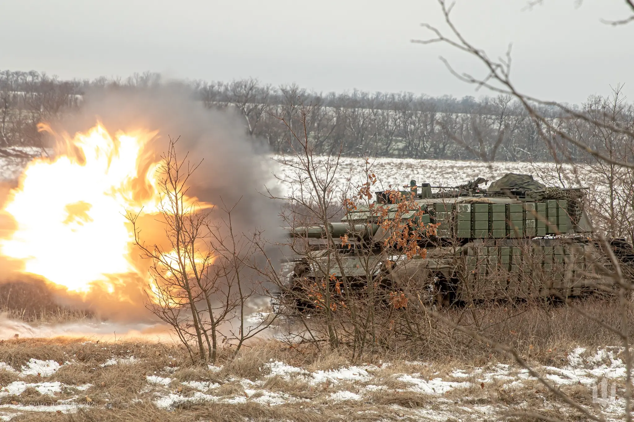 Leopard 1A5 fires a shot