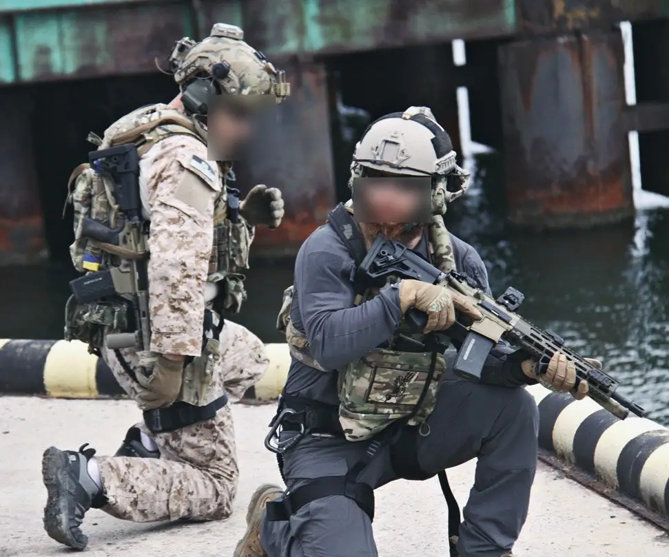 Two Ukrainian naval SOF being photographed with MK 556 assault rifles