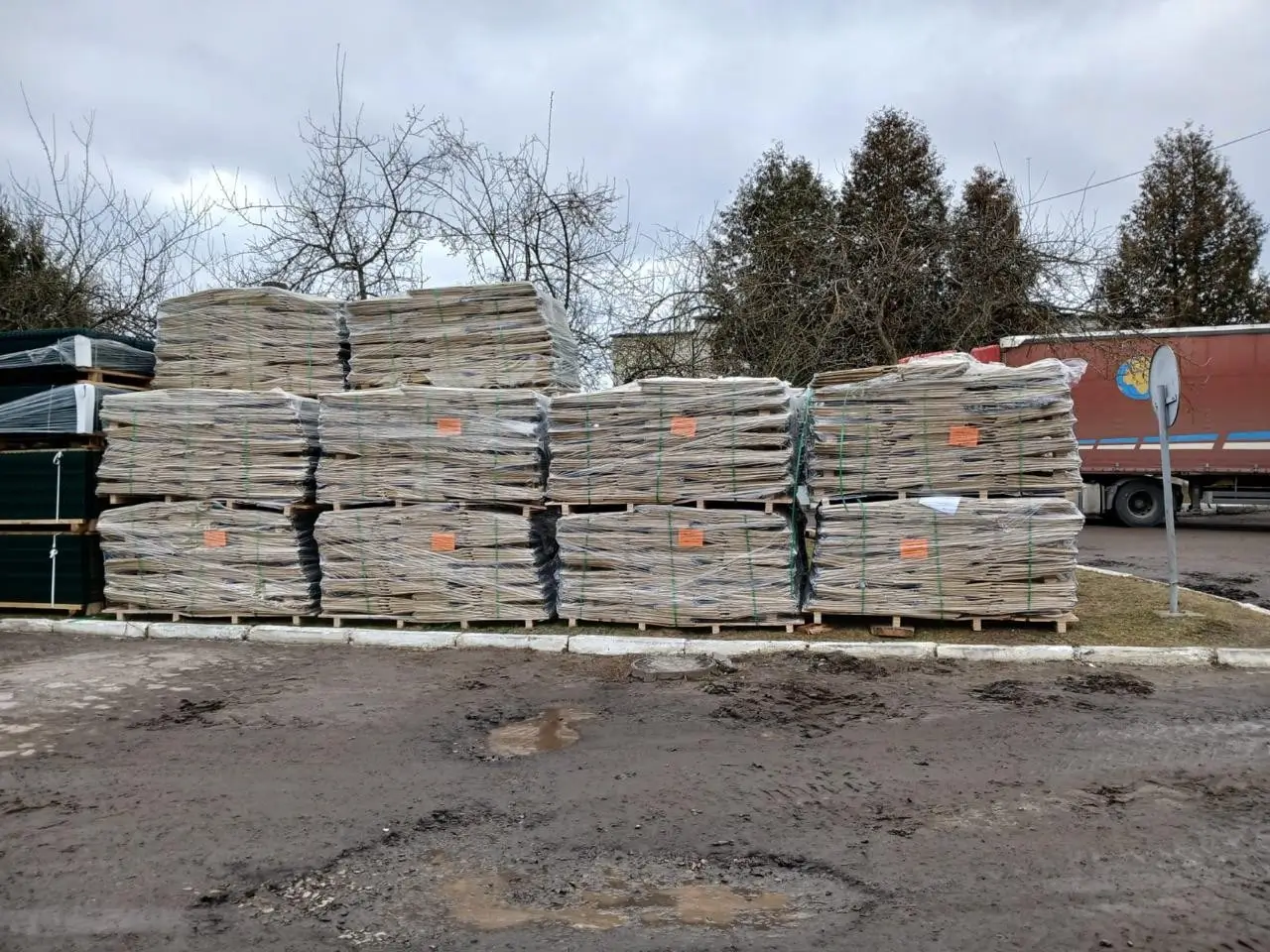 The not yet assembled protective gabions