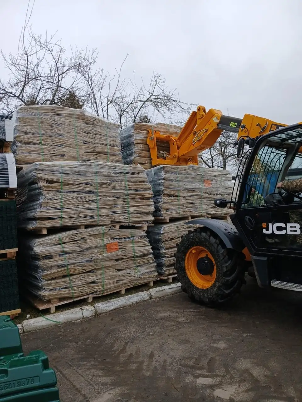 The not yet assembled protective gabions