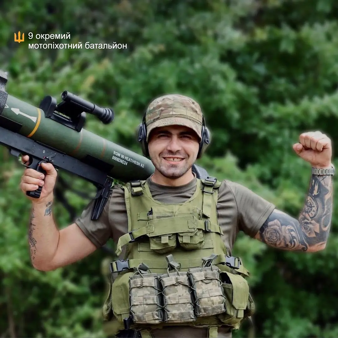 Ukrainian soldier together with a RGW90.