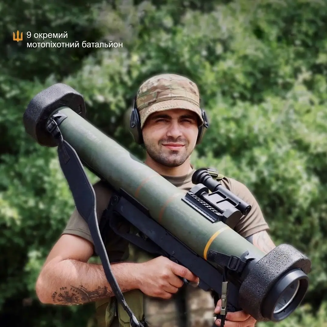 Ukrainian soldier together with a RGW90