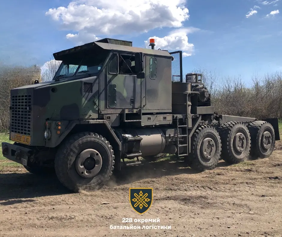 Oshkosh M1070 heavy-duty tank transporter