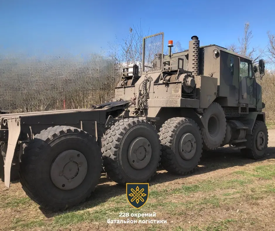 Oshkosh M1070 heavy-duty tank transporter