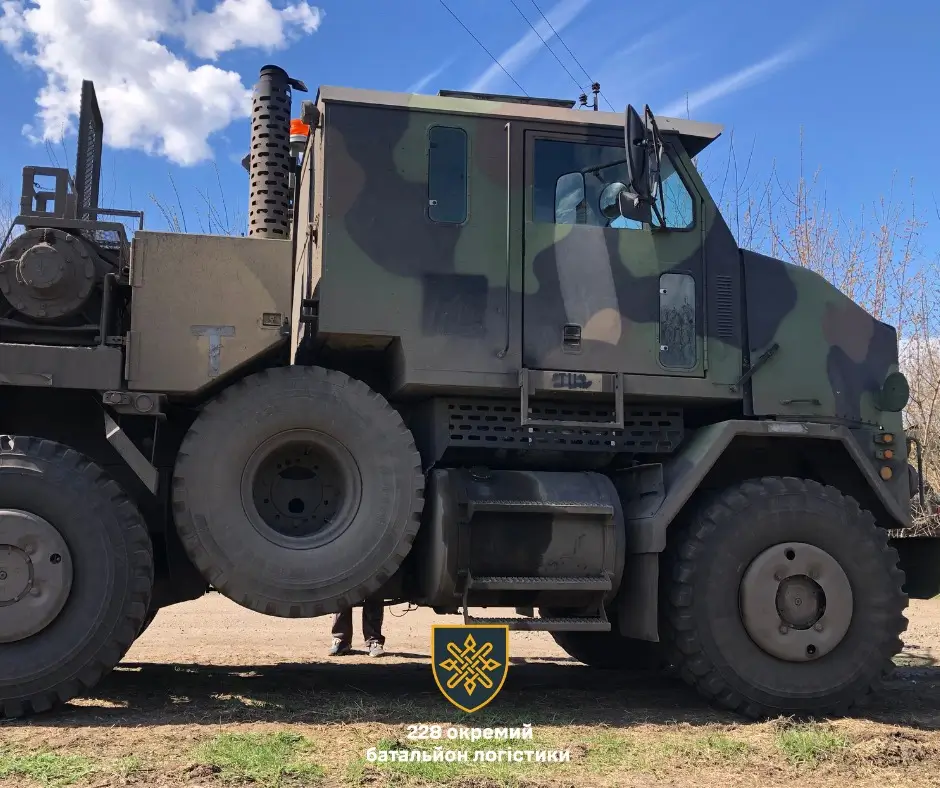 Oshkosh M1070 heavy-duty tank transporter