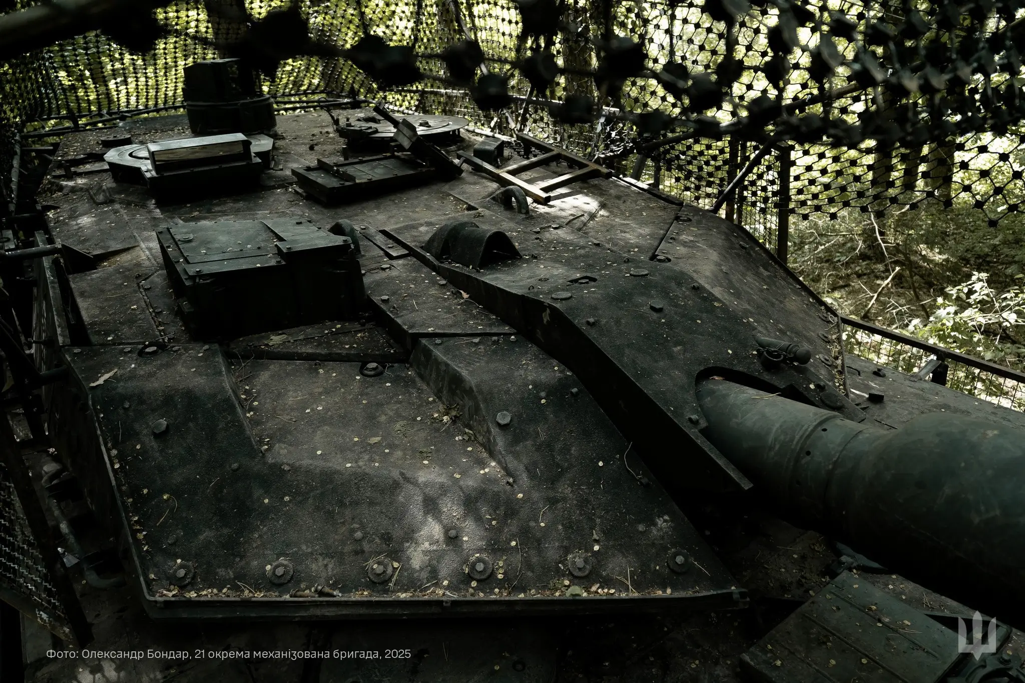 Leopard 2A6 with grille protection, a drone cage and reactive armour somewhere in the Ukrainian woods