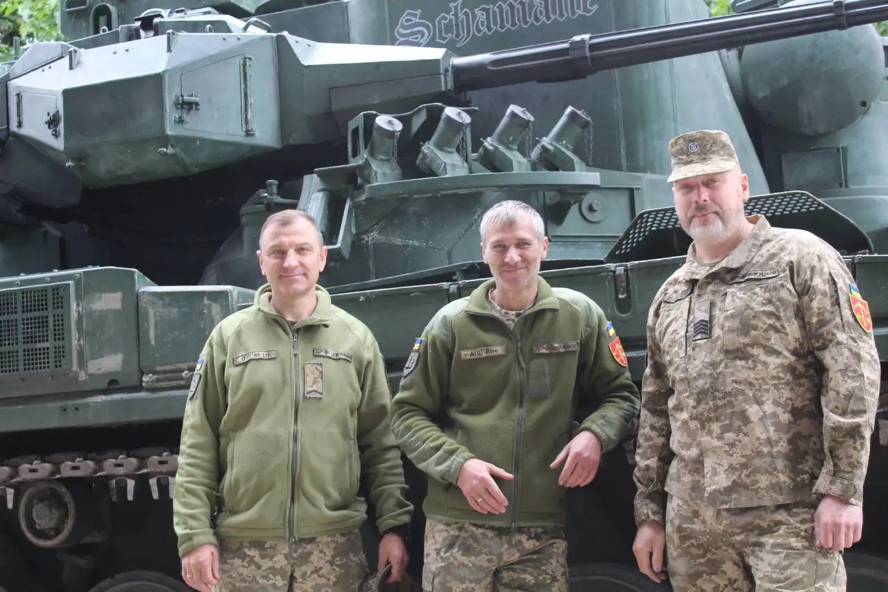 Ukrainian soldiers in front of a Gepard SPAAG