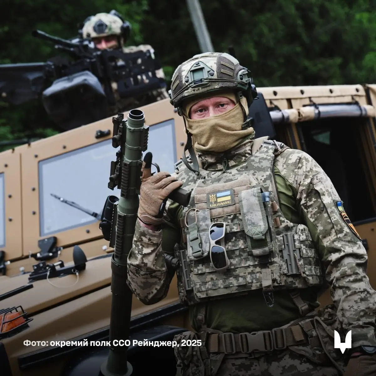 A Ukrainian SOF in front of a Caracal air assault vehicle