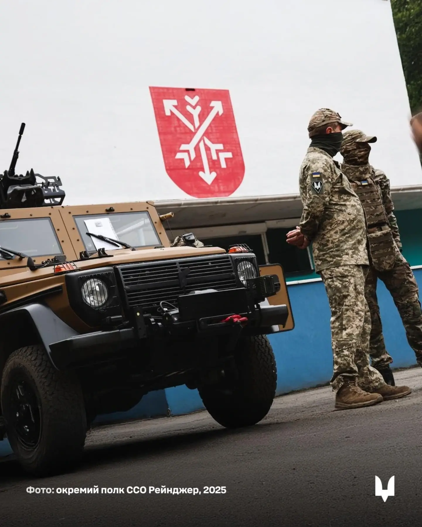 Ukrainian SOF in front of a Caracal air assault vehicle