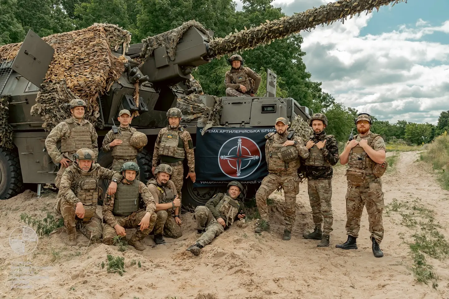 Ukrainian soldiers posing in front of a Zuzana 2