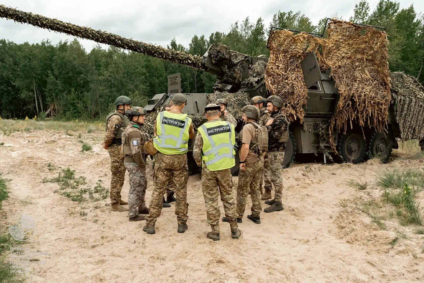 Ukrainian soldiers in front of a Zuzana 2