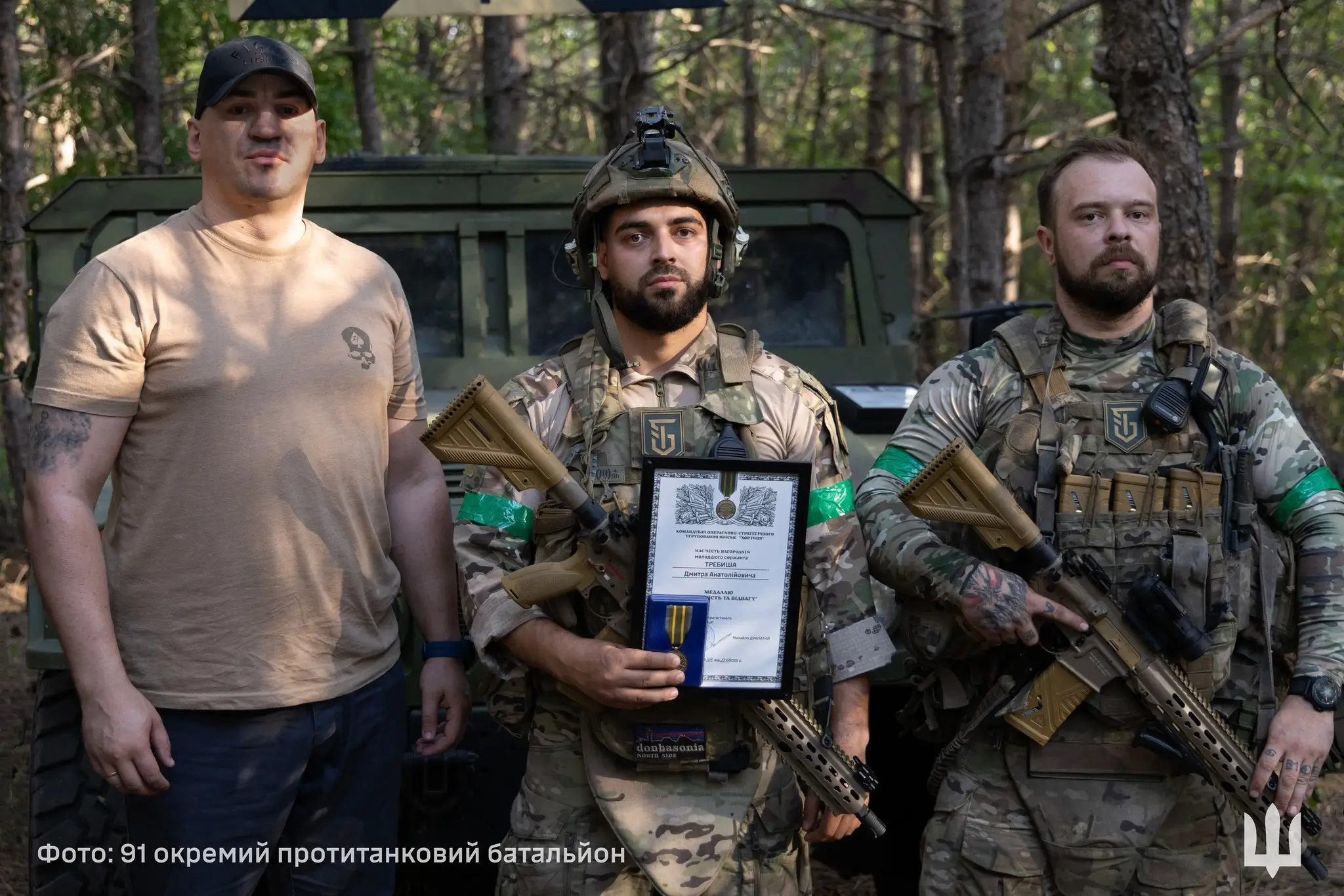 Two Ukrainian soldiers with HK416 assault rifles