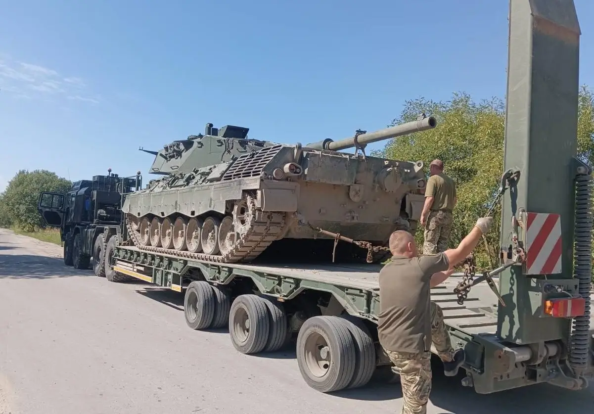 Leopard 1A5 is being transported by a HX81