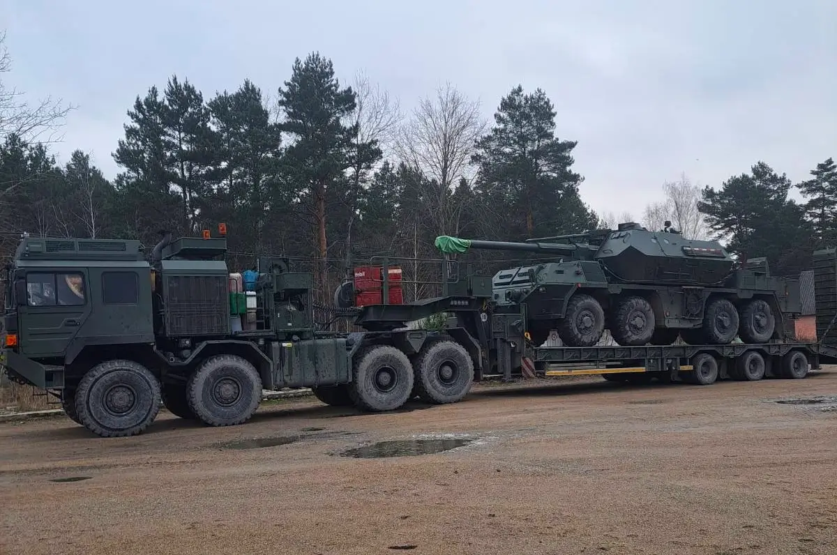 Vz. 77 DANA mounted on an HX81 tank transporter