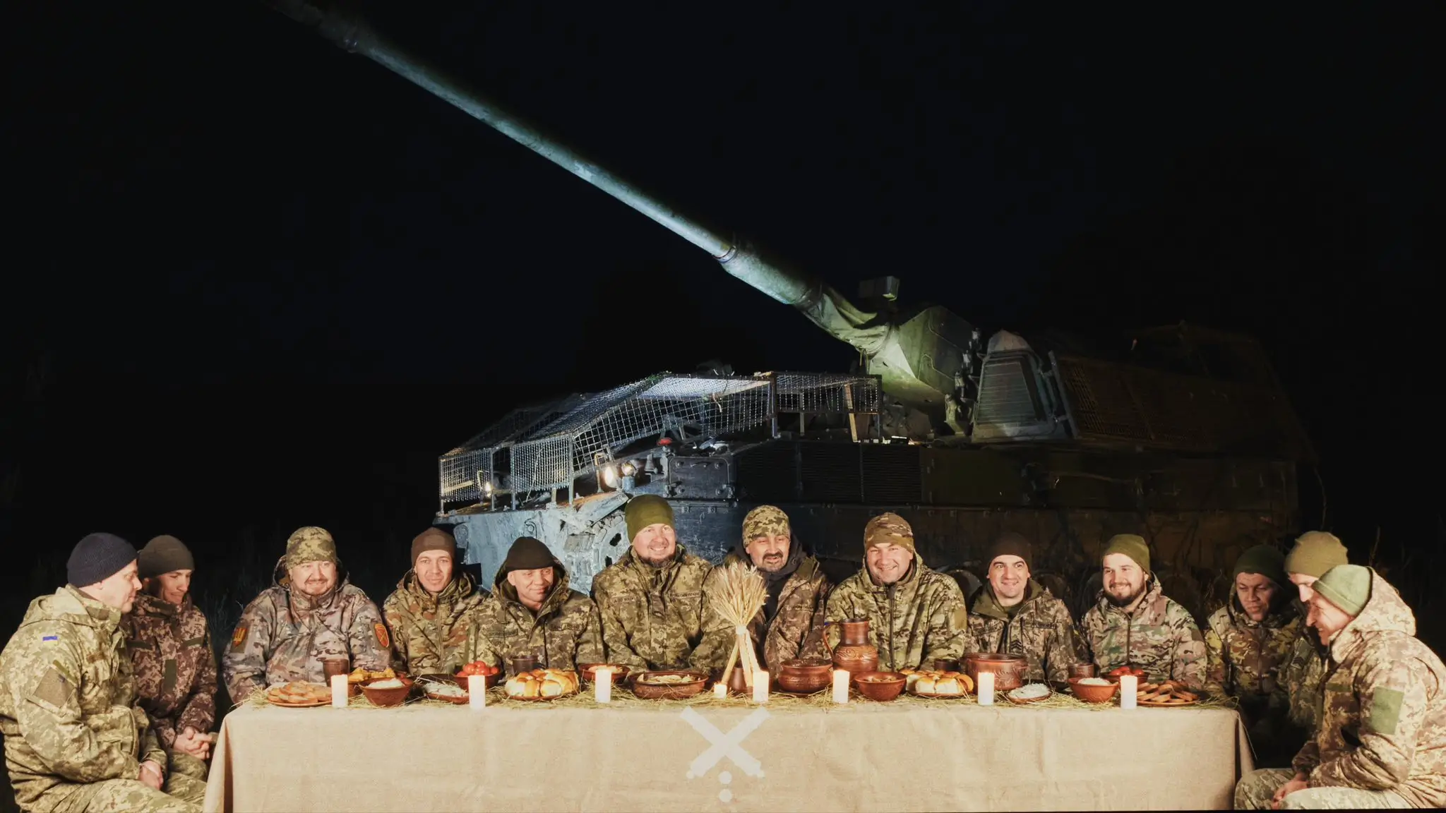 Soldiers having dinner in front of an up-armoured PzH 2000