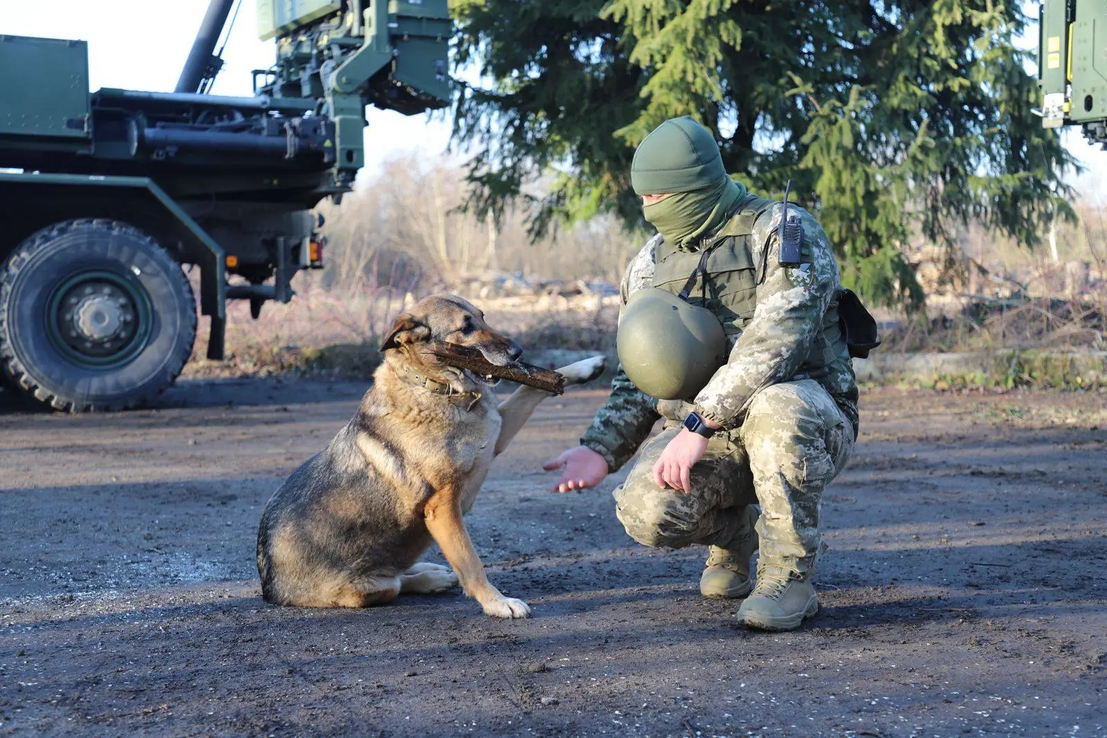 Soldiers in front of an IRIS-T SLM launcher