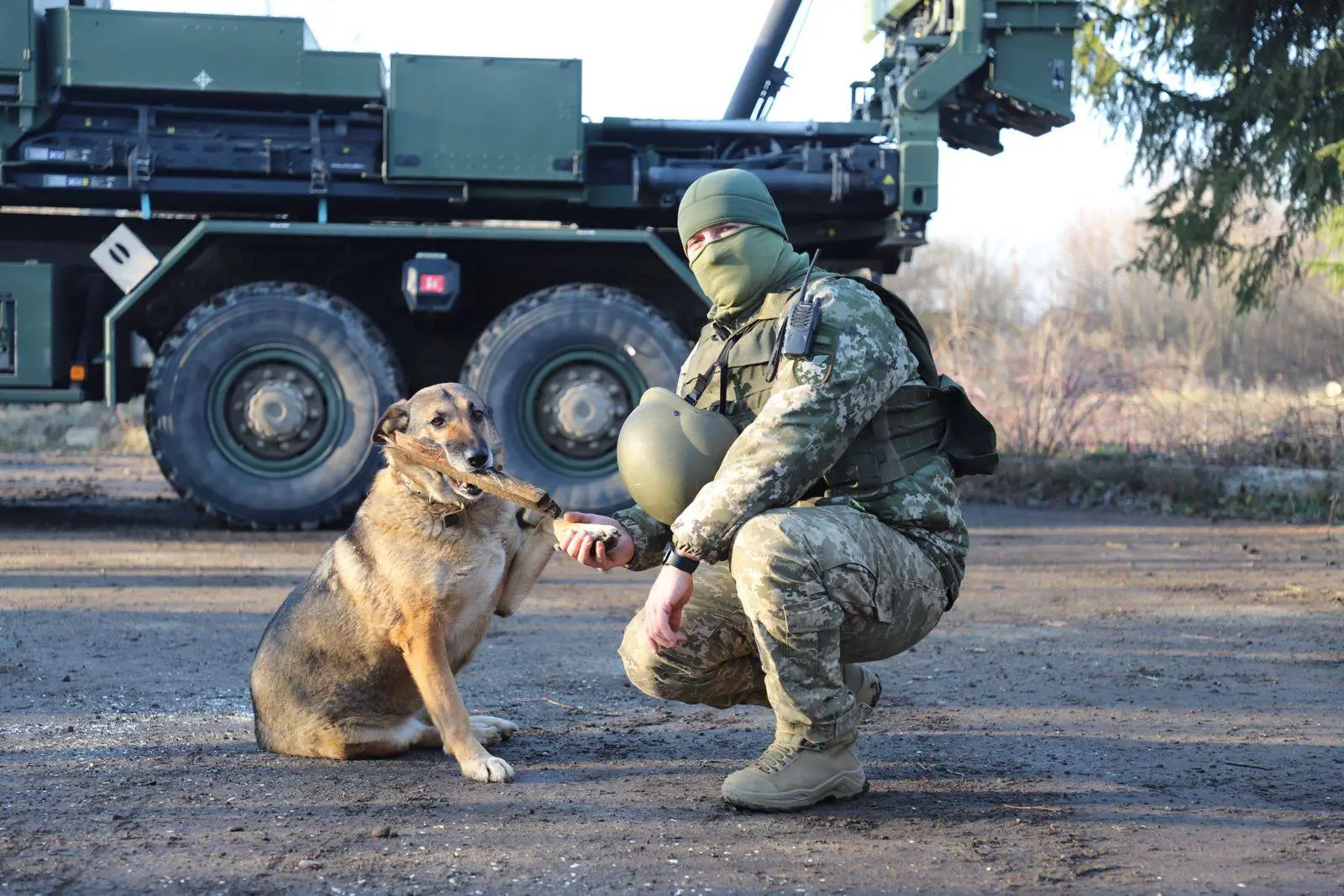 Soldiers in front of an IRIS-T SLM launcher